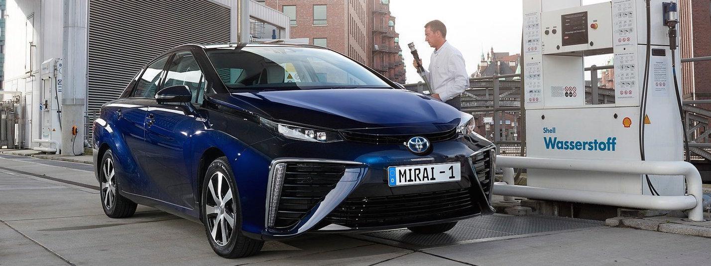 En Toyota Ioniq elbil parkerad framför en laddstation. (AI text)