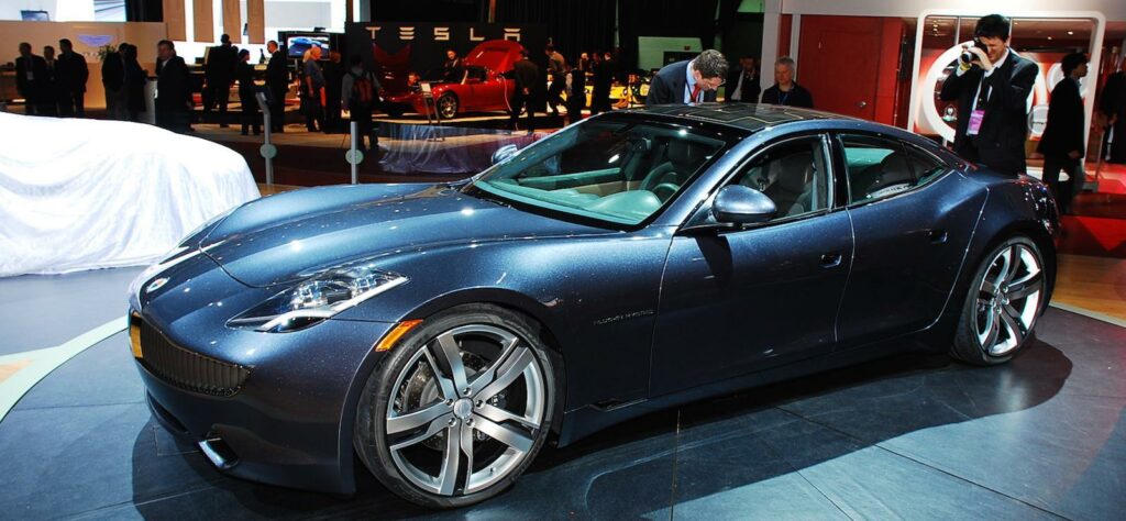 En grupp människor vid en bilutställning (AI text)