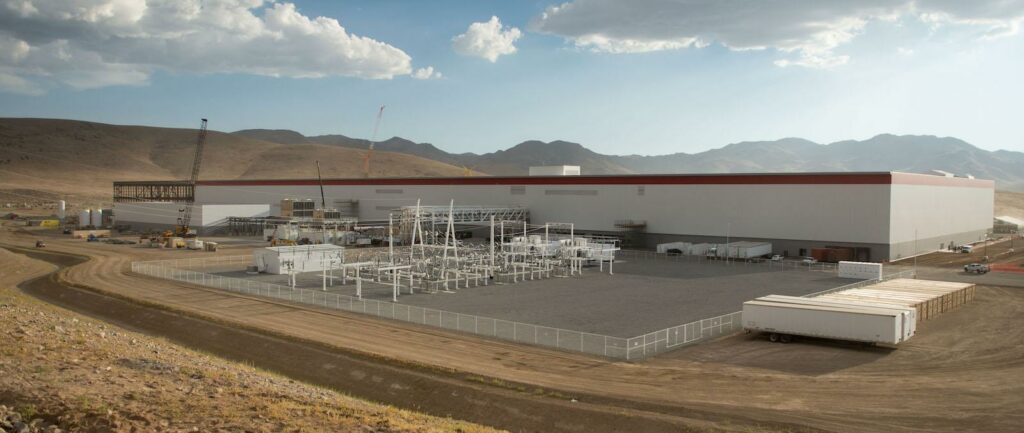 En stor byggnad med en annan stor byggnad i bakgrunden. (AI text)