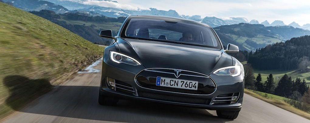 En Tesla Model S kör nerför en bergsväg. (AI text)