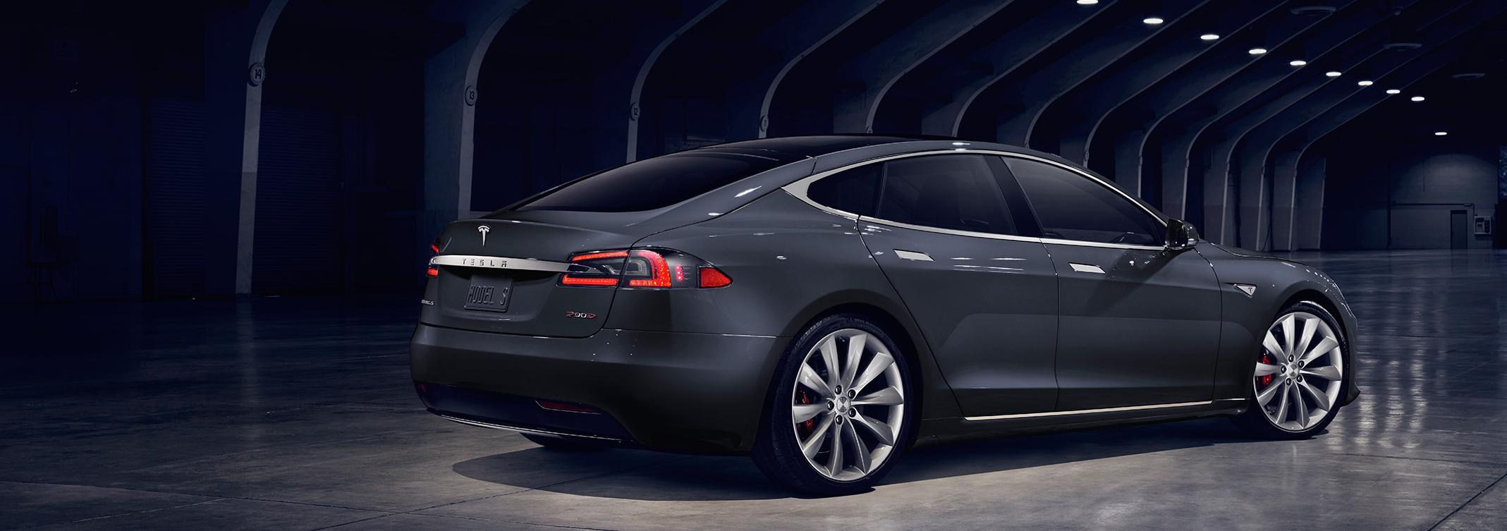 Tesla Model S i en mörk parkeringsgarage (AI text)
