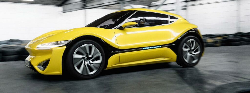 En gul bil kör i ett garage. (AI text)