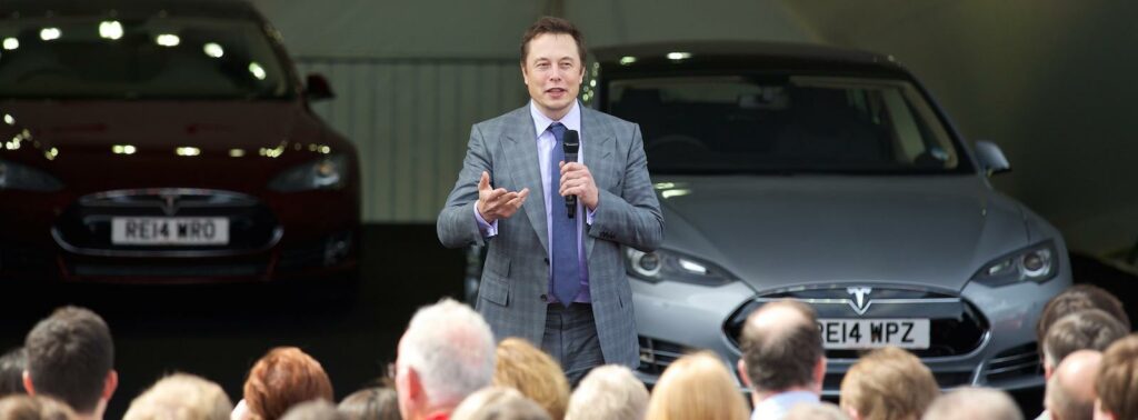 Tesla Model S vid lanseringsevent (AI text)