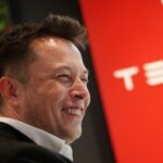 Tesla presenterar Tesla XLR på Tesla Motors mässa i San Francisco. (AI text)