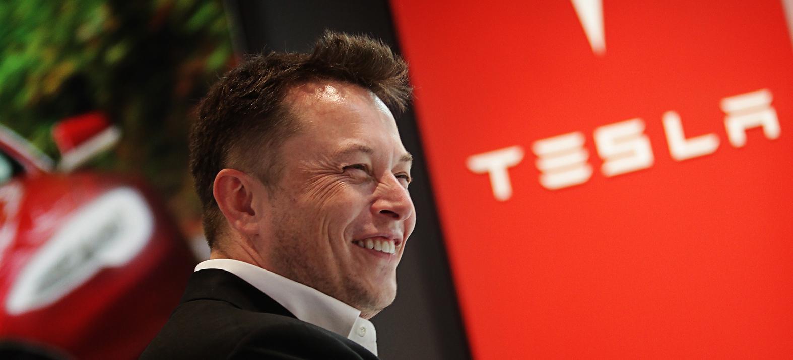 Tesla presenterar Tesla XLR på Tesla Motors mässa i San Francisco. (AI text)