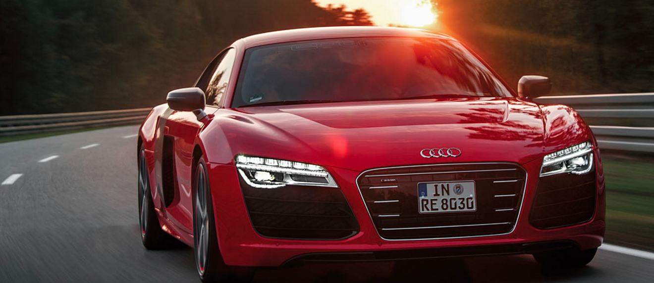 En Audi R8 LMS i rörelse på vägen. (AI text)