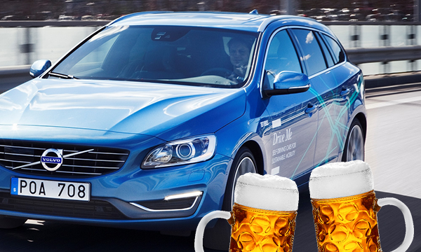 En Volvo V60 Evo med satnav kör på en motorväg med ölkärl. (AI text)