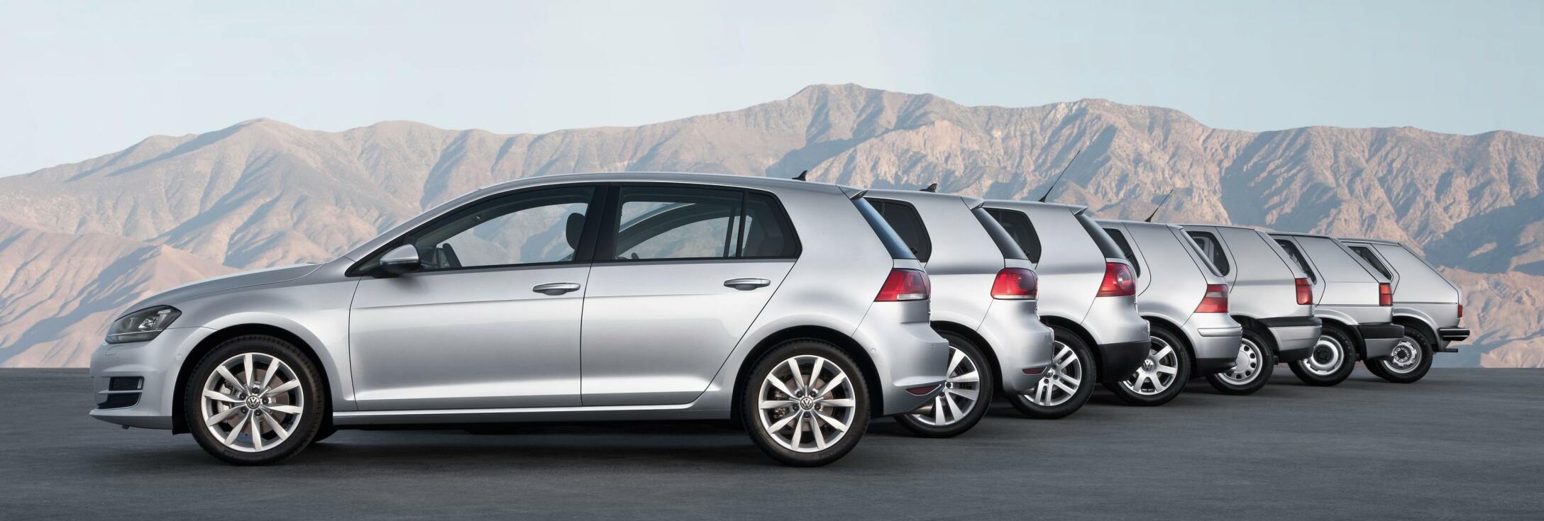 En rad bilar parkerade framför berg. (AI text)