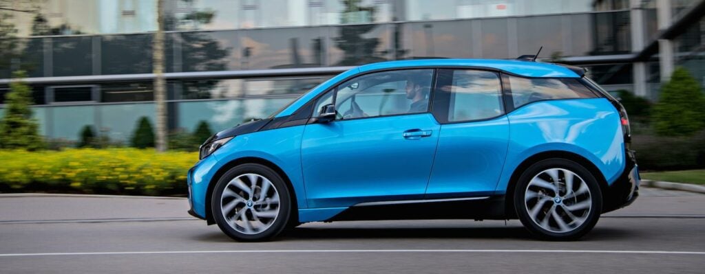 BMW i3 elbil kör på gatan (AI text)