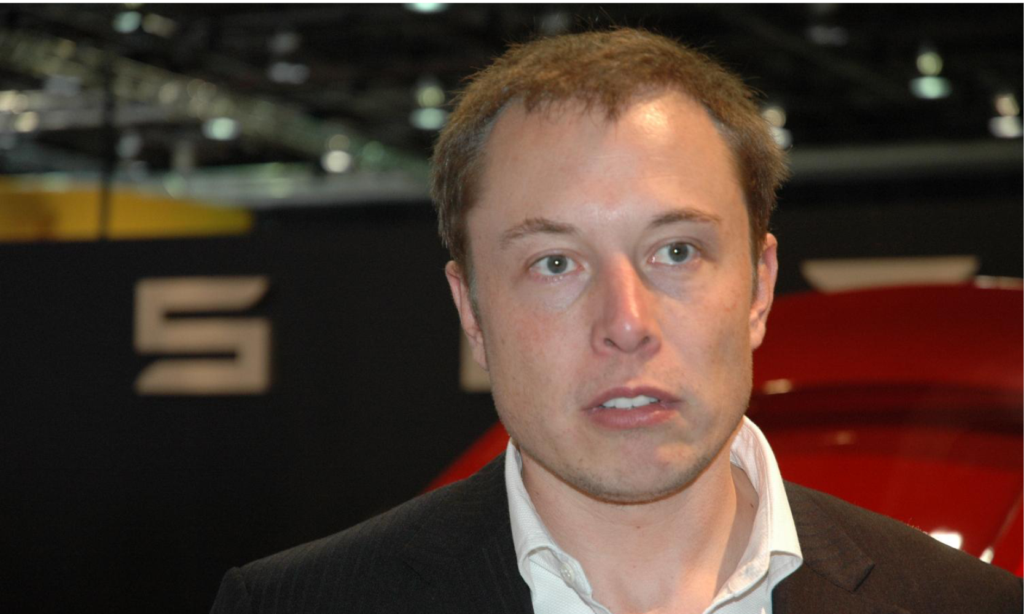 En man i kostym står bredvid en bil. (AI text)