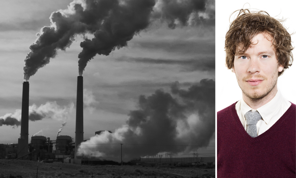 En man i slips och en man i kostym står bredvid en bil. (AI text)