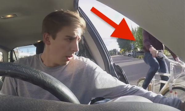 En man kör en bil med en cykel i baksätet. (AI text)