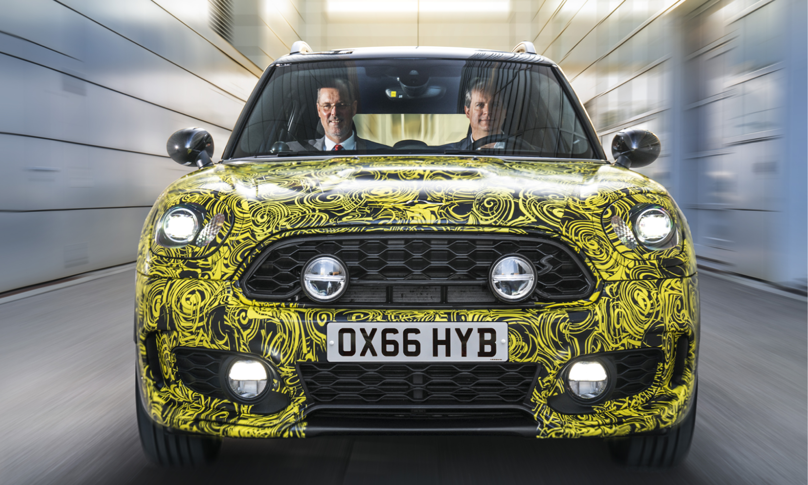 Den nya Mini Countryman kör genom en tunnel. (AI text)