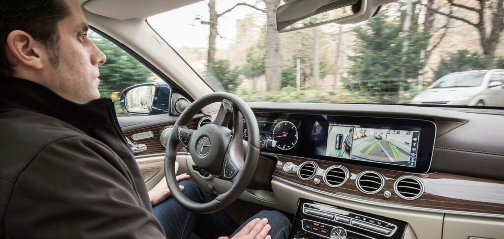En man kör en Mercedes-Benz E-klass. (AI text)