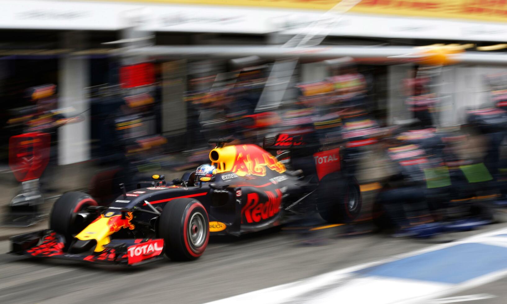 Red Bull-racingbil kör längs banan (AI text)