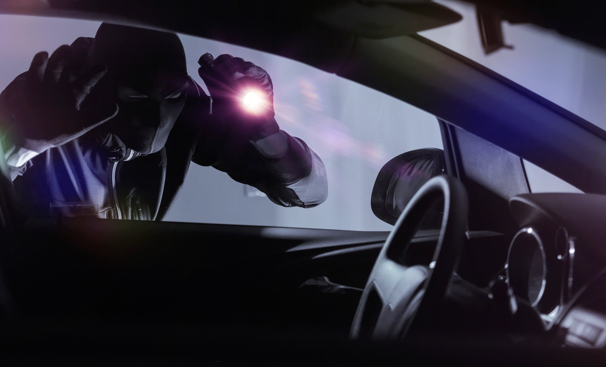 En man sitter i förarsätet i en bil. (AI text)