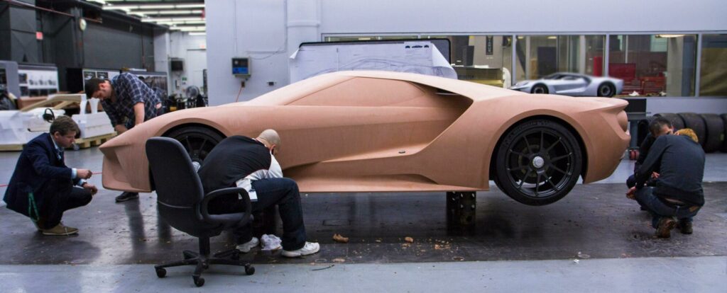 Fords formgivare jobbar med lermodellen till GT. FOTO: Ford