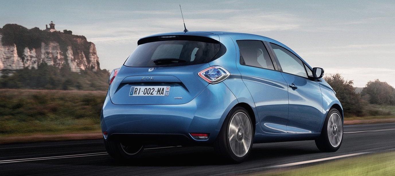 En blå Renault Ion kör längs en väg. (AI text)