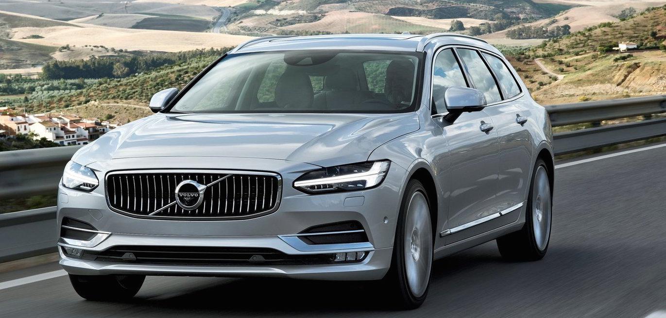 Volvo XC90-fordonet kör längs en landsväg. (AI text)