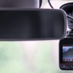 En bil med en kamera på backspegelvrån. (AI text)