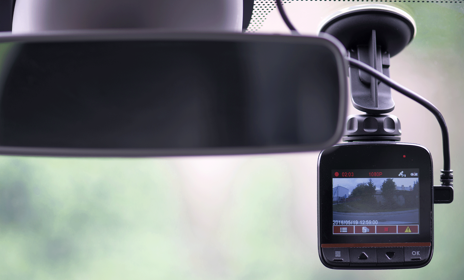En bil med en kamera på backspegelvrån. (AI text)