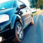 En bil kör nedför en väg. (AI text)