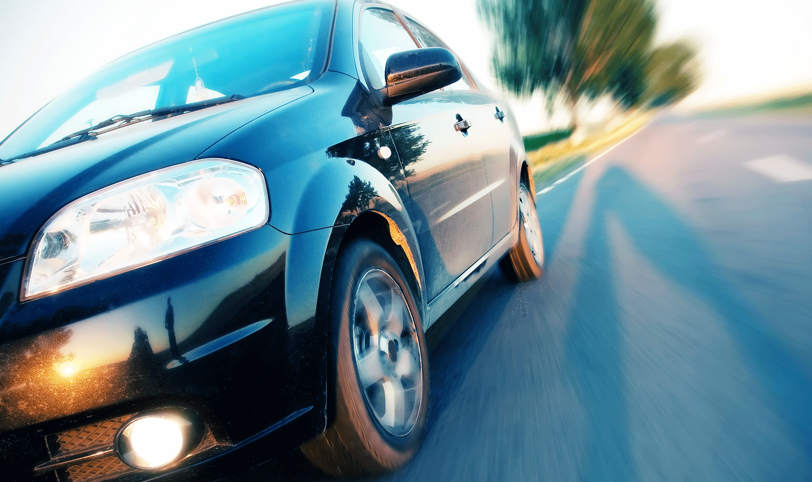 En bil kör nedför en väg. (AI text)