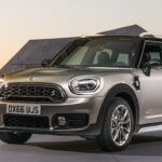 Den nya Mini Countryman står parkerad framför vindkraftverk. (AI text)