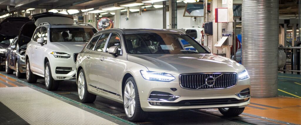 En Volvo XC90 SUV monteras på en fabrik. (AI text)