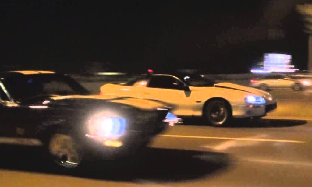 En grupp bilar på en motorväg på natten (AI text)