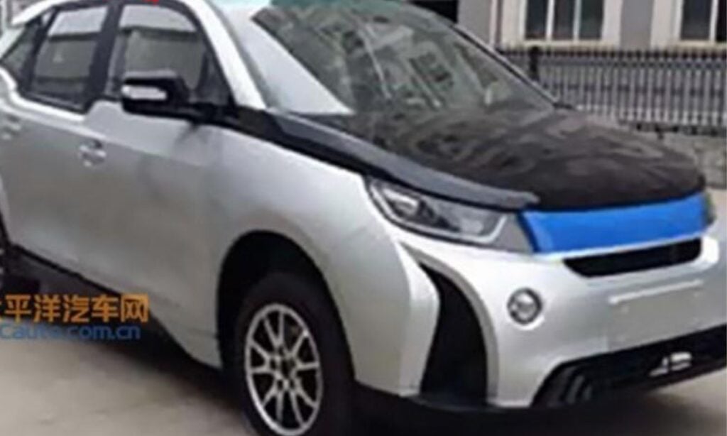 En Toyota Ioniq EV står parkerad framför ett byggnad. (AI text)