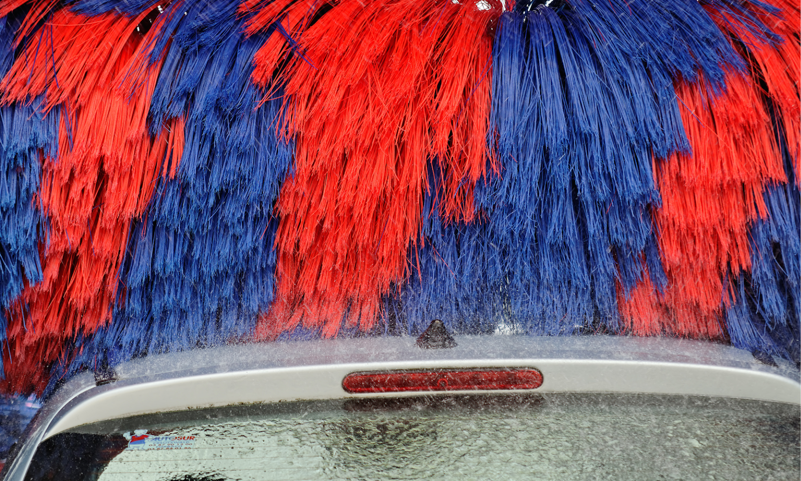 En bil tvättas i en biltvätt. (AI text)