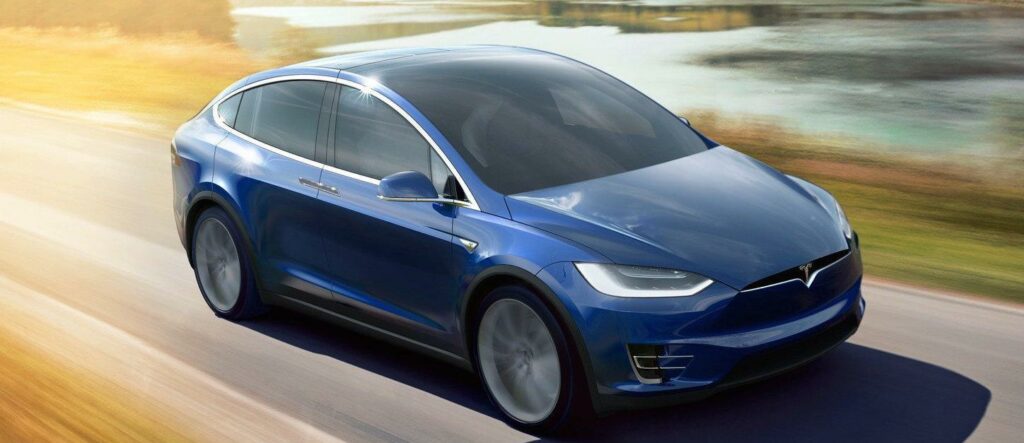 Tesla Model X kör på en landsväg. (AI text)