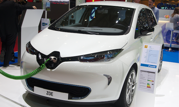 En bil är uppkopplad till en laddare på en bilsalong. (AI text)