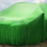 en grön bil täckt av ett grönt tyg (AI text)