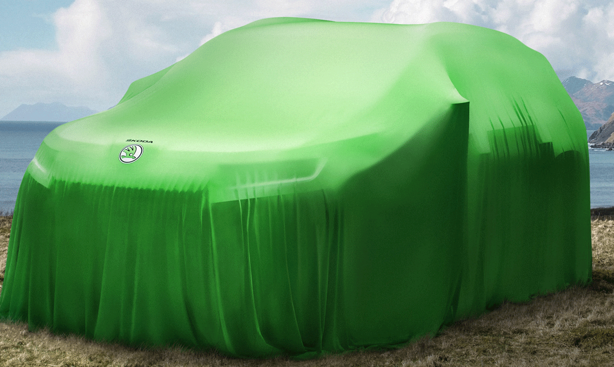 en grön bil täckt av ett grönt tyg (AI text)
