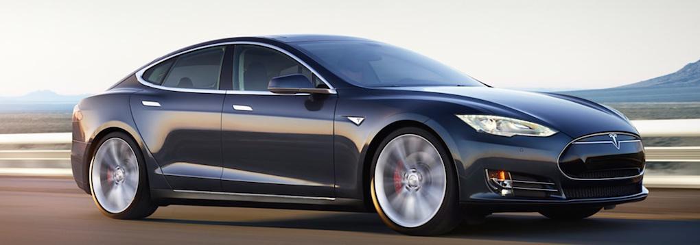 En Tesla Model S kör på en motorväg. (AI text)