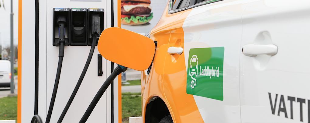 En Volkswagen e-Tron står parkerad vid en laddstation. (AI text)