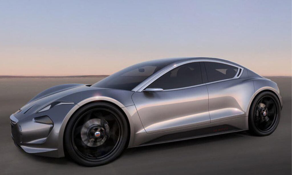 En framtidens bil kör på en ökenväg. (AI text)