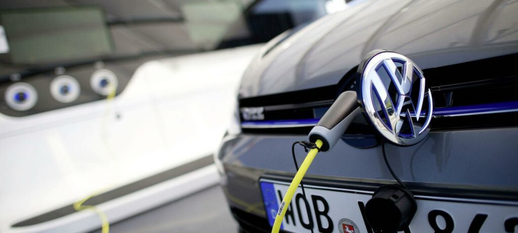 En Volkswagen e-Golf är uppladdad till en elladdare. (AI text)