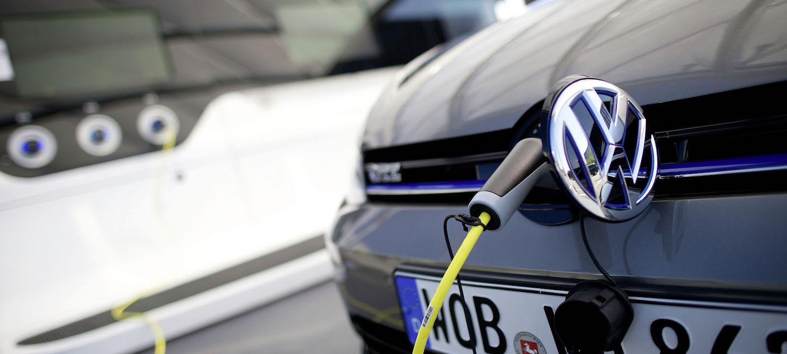 En Volkswagen e-Golf är uppladdad till en elladdare. (AI text)