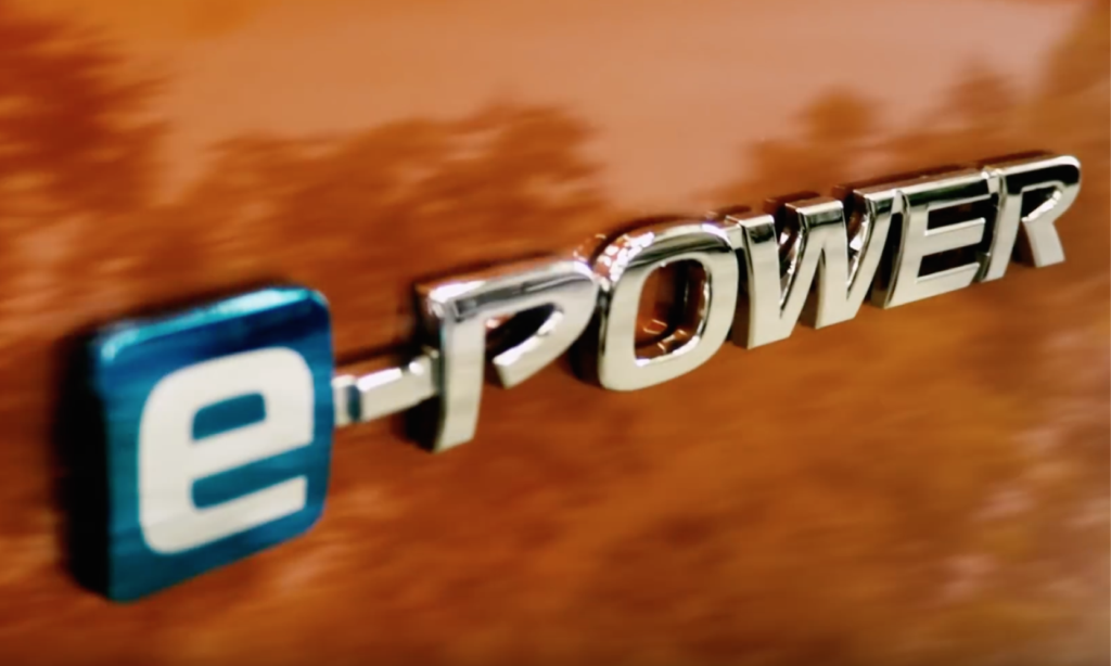 En bil med ordet "E-Power" på framföraren. (AI text)