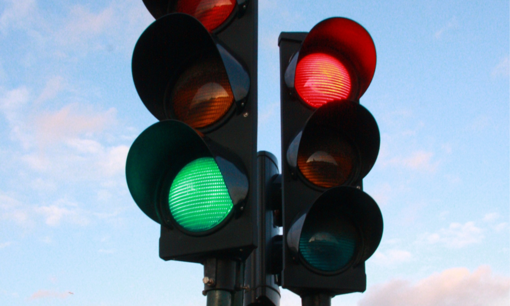 En trafikamp med gröna och röda lampor (AI text)