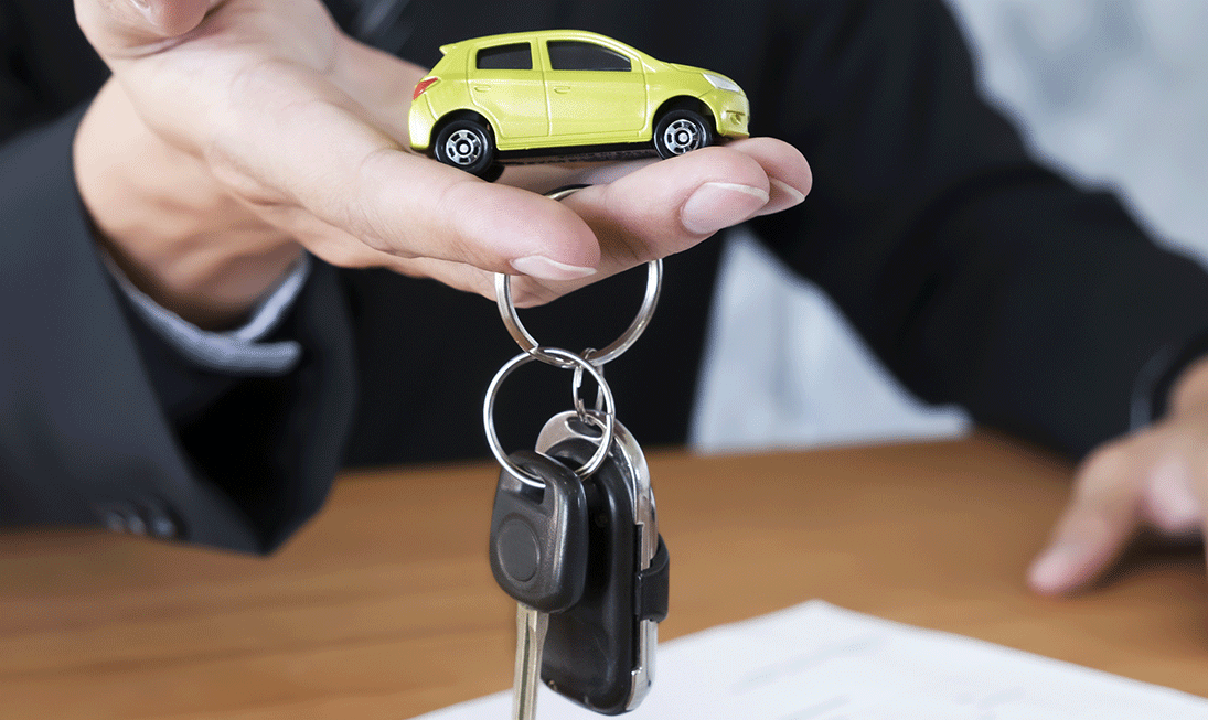 En man håller en gul bilnyckel och en papper med en bil tecknad på det. (AI text)