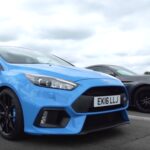 Bilar parkerade på en gata (AI text)