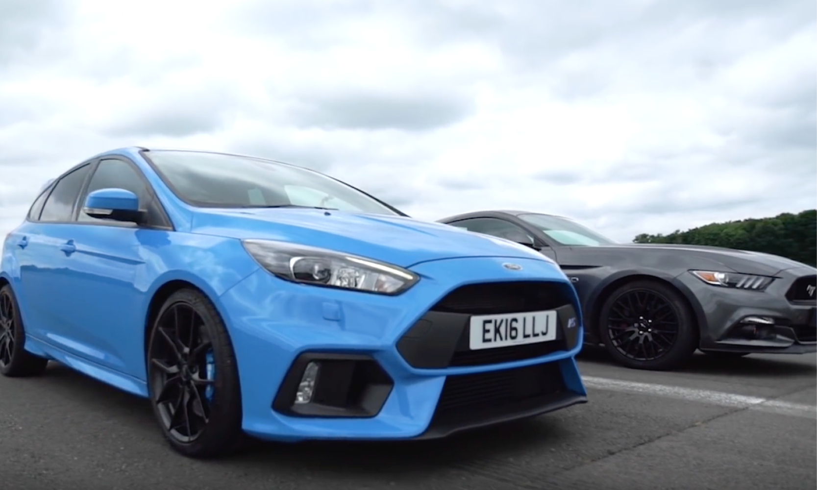 Bilar parkerade på en gata (AI text)