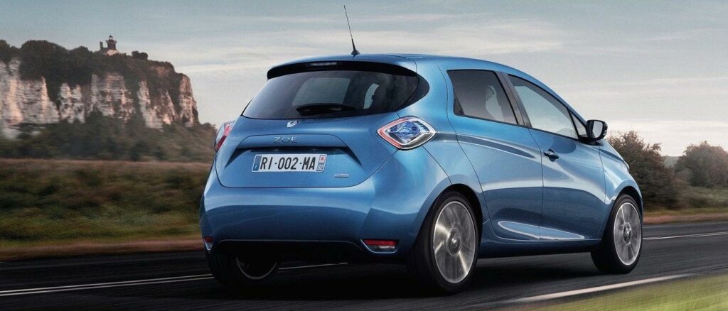 En blå Renault Ion kör nedför en väg. (AI text)