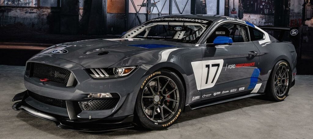 En Ford Mustang GT visas i en stad. (AI text)