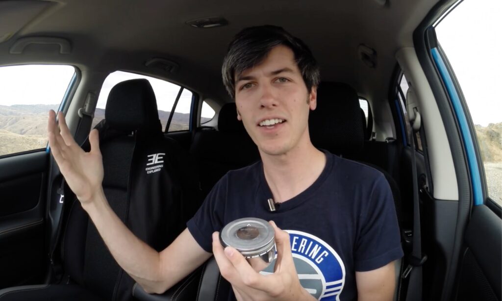 En man sitter i en bil och håller en mugg i handen. (AI text)