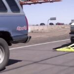 Det gäller för polisbilen att komma tillräckligt nära ett av bakhjulen på den bil som försöker fly undan. Se filmen nedan.